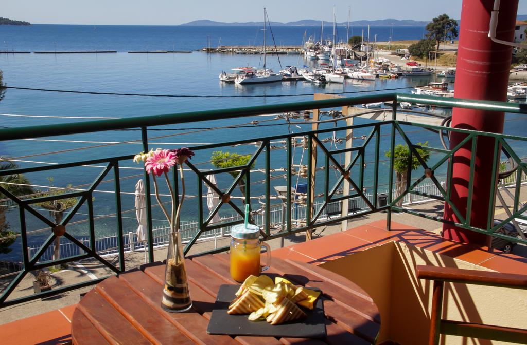 Hotel Papagalos Neos Marmaras Eksteriør billede